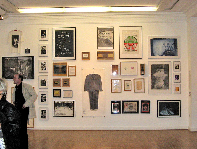 Kryptische Konzepte: Beuyswand im Haus am Waldsee, zur Ausstellung: Schrift Bilder Denken